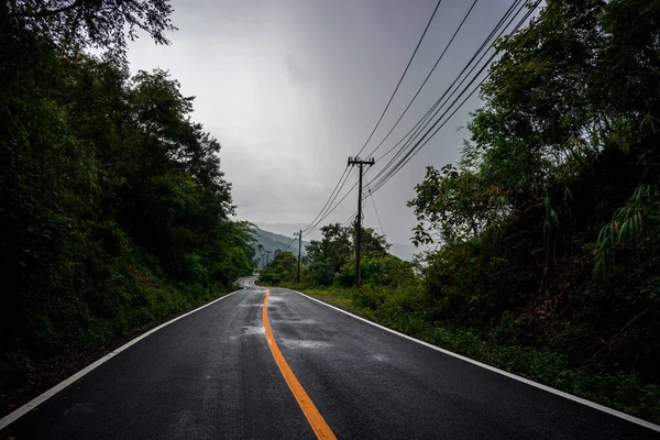 Landstraße Durch Das Ruhige Üppige Grün Und Laub Tropischer Regenwald — Stockfoto