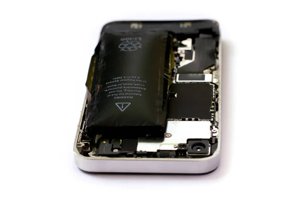 隔离在白色背景下的移动电话中的膨胀锂离子聚合物电池 — 图库照片