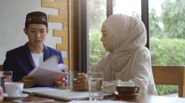 Hareketli ve hırslı bir Asyalı Müslüman girişimci grubu, küçük işletmeleri için büyüme stratejilerini tutkuyla tartışıyorlar.