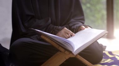 Asyalı Müslümanların Surah Al-Fatiha ve sajdah aracılığıyla sarsılmaz bağlılıklarını, özlemlerini ve birbirlerine bağlılıklarını gösteren büyüleyici bir görüntü. Duanın güzelliği ve güçlü birlik.