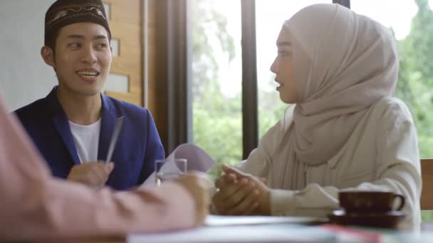 Dynamisk Ambitiøs Gruppe Opadgående Mobile Asiatiske Muslimske Iværksættere Start Forretningsmøde – Stock-video