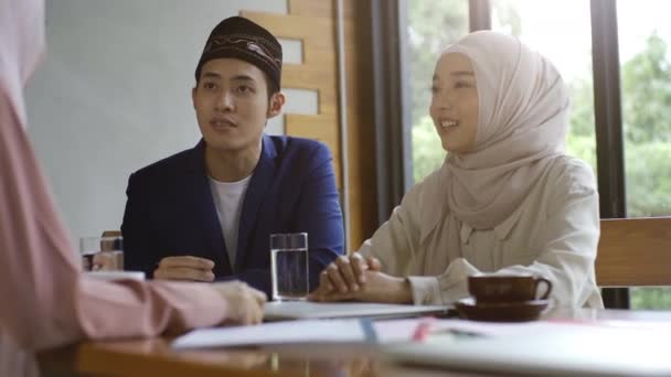 Dynamisk Ambitiøs Gruppe Opadgående Mobile Asiatiske Muslimske Iværksættere Start Forretningsmøde – Stock-video