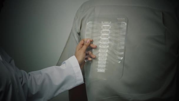 Concept Futuriste Médecin Utilisant Tampon Radiographique Transparent Balayage Préalable Colonne — Video