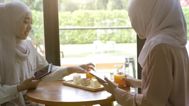 Skupina Úspěšných Vzestupně Mobilní Asijských Muslimských Přátel Vychutnat Klidnou Kavárnu — Stock video