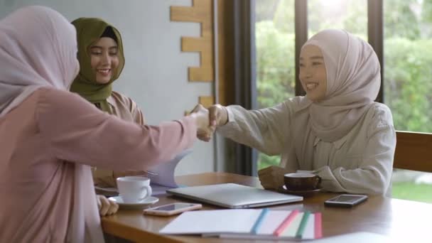 一群朝气蓬勃 志向远大的亚洲穆斯林企业家参加了一个创业会议 热烈讨论了他们小企业的成长战略 — 图库视频影像