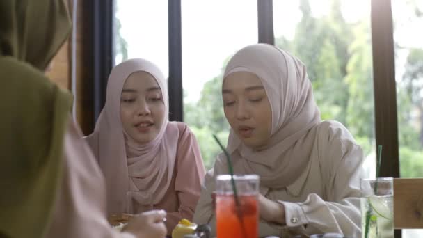 Grupo Exitosos Amigos Musulmanes Asiáticos Ascendentes Disfrutan Una Tranquila Cafetería — Vídeos de Stock