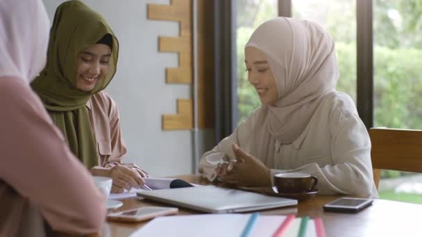 Dynamická Ambiciózní Skupina Nahoru Mobilních Asijských Muslimských Podnikatelů Zahajovacím Obchodním — Stock video