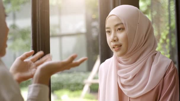 Gruppo Amici Musulmani Asiatici Successo Ascesa Gode Una Tranquilla Caffetteria — Video Stock