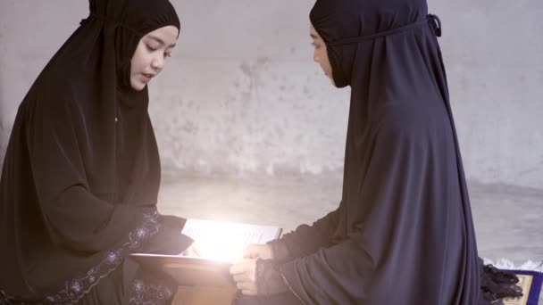 一个迷人的视觉效果 描绘了亚洲穆斯林男女通过Surah Fatiha和Sajdah的坚定不移的奉献 共同愿望和相互联系 可兰经是公共物品 — 图库视频影像