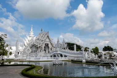 İbadet yeri, Wat Rong Khun, Tayland 'ın Chiang Rai eyaletinde bulunan beyaz tapınak olarak da bilinir. Yeniden doğuş döngüsü köprüsü olan eşsiz bir Budist tapınağı. 