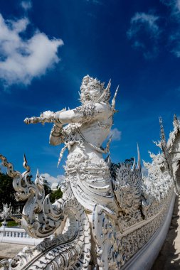 İbadet yeri, Wat Rong Khun, Tayland 'ın Chiang Rai eyaletinde bulunan beyaz tapınak olarak da bilinir. Yeniden doğuş döngüsü köprüsü olan eşsiz bir Budist tapınağı. 