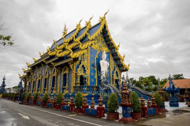 Wat Rong Suea 10 ya da Mavi Tapınak, Chiang Rai Eyaleti 'ndeki parlak mavi oymalarıyla tanınan devasa, modern bir Budist tapınağı olan dans eden kaplanın evi olarak çevrilir.