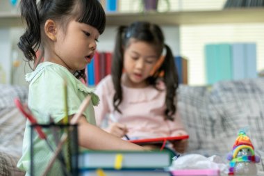 Asyalı çocuklar evde öğretiyor ve oynuyor.