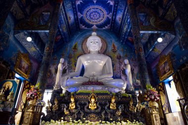 Wat Rong Suea 10 ya da Mavi Tapınak, Chiang Rai Eyaleti 'ndeki parlak mavi oymalarıyla tanınan devasa, modern bir Budist tapınağı olan dans eden kaplanın evi olarak çevrilir.