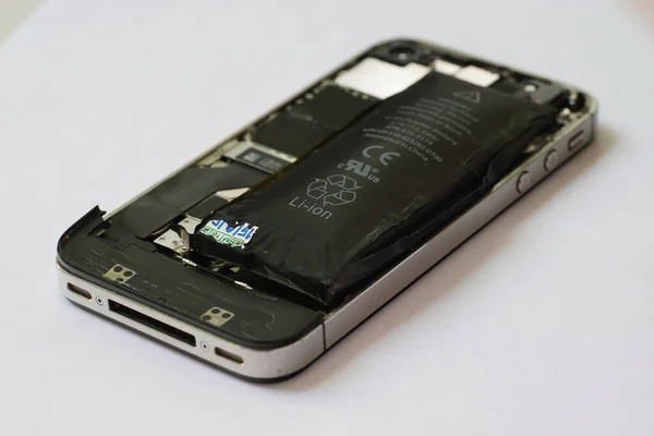 隔离在白色背景下的移动电话中的膨胀锂离子聚合物电池 — 图库照片