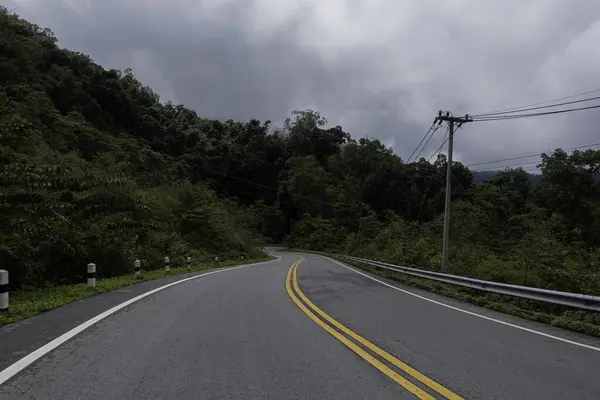 Landsvägen Passerar Genom Den Fridfulla Grönskan Och Lövverk Tropiska Regnskog — Stockfoto