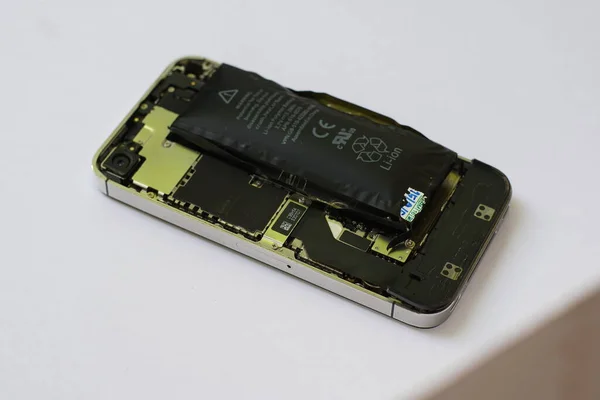Batería Polímero Iones Litio Hinchada Dentro Teléfono Móvil Sobre Fondo — Foto de Stock