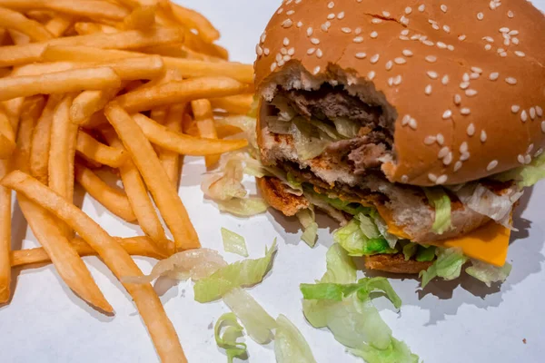 Großaufnahme Eines Gebissenen Doppelten Cheeseburgers Auf Einem Tablett Mit Frisch — Stockfoto