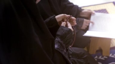 Asyalı Müslüman erkek ve kadınların Surah Al-Fatiha ve Sajdah aracılığıyla sarsılmaz bağlılıklarını, ortak umutlarını ve birbirlerine bağlılıklarını yansıtan büyüleyici bir görüntü. Kuran kutsal bir kitaptır.