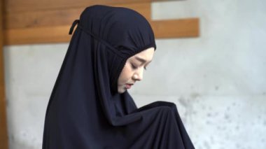 Asyalı Müslümanların Surah Al-Fatiha ve sajdah aracılığıyla sarsılmaz bağlılıklarını, özlemlerini ve birbirlerine bağlılıklarını gösteren büyüleyici bir görüntü. Duanın güzelliği ve güçlü birlik.