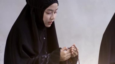 Asyalı Müslümanların Surah Al-Fatiha ve sajdah aracılığıyla sarsılmaz bağlılıklarını, özlemlerini ve birbirlerine bağlılıklarını gösteren büyüleyici bir görüntü. Duanın güzelliği ve güçlü birlik.