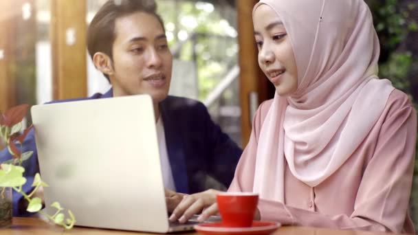Dynamisk Och Ambitiös Grupp Uppåtsträvande Muslimska Asiatiska Entreprenörer Uppstartsföretag Som — Stockvideo