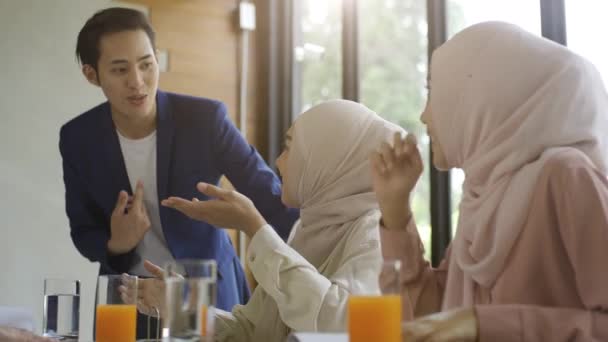 스타트업 비즈니스 미팅에서 모바일 아시아 무슬림 기업가의 역동적이고 열정적으로 자신의 — 비디오