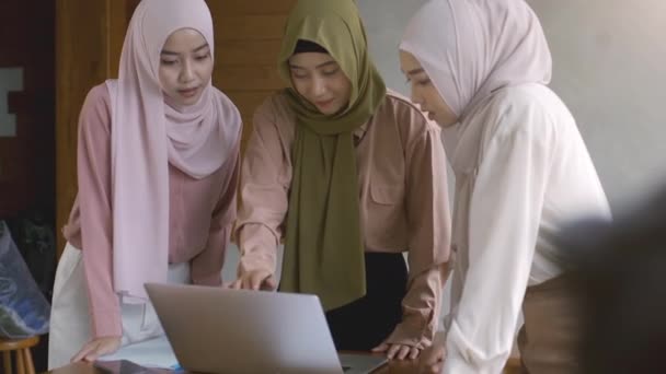 Динамічна Амбітна Група Високомобільних Азіатських Мусульманських Підприємців Стартовій Бізнес Зустрічі — стокове відео