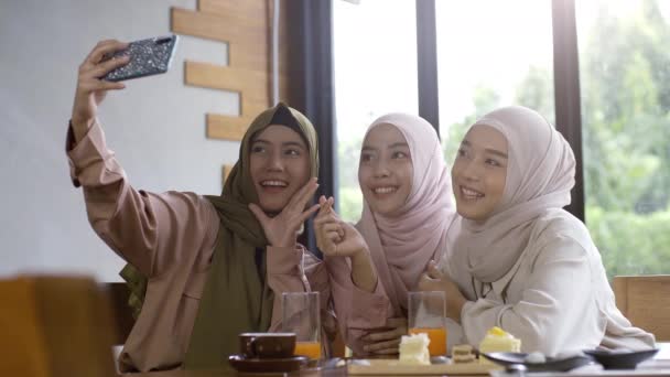 Grupo Amigos Asiáticos Muçulmanos Bem Sucedidos Móveis Desfruta Uma Tranquila — Vídeo de Stock