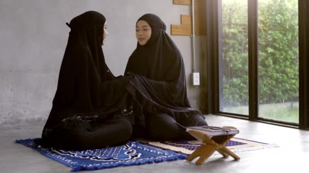 魅惑的なビジュアルは 絶え間ない献身 共通の願望 そしてスラー ファティハとサヴァーラーを通じてアジアのイスラム教徒の男性と女性の相互接続を描いています クルアーン ホーリーブックは公共のアイテムです — ストック動画