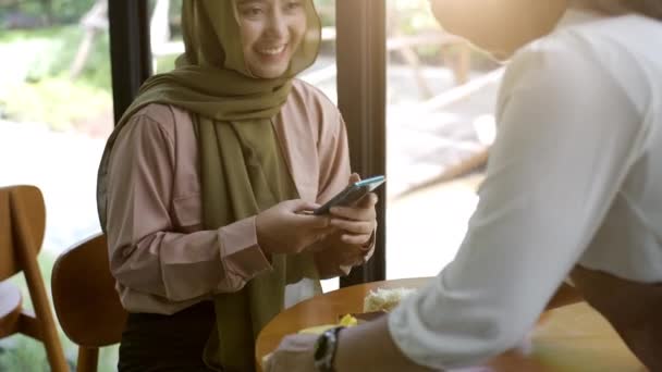 Vzhůru Mobilní Asijské Muslim Žena Těší Relaxační Moment Kavárně Jasného — Stock video