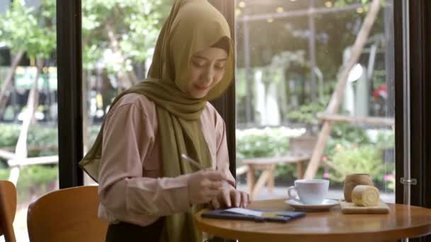 Una Mujer Musulmana Asiática Ascendentemente Móvil Disfrutando Momento Relajante Cafetería — Vídeos de Stock