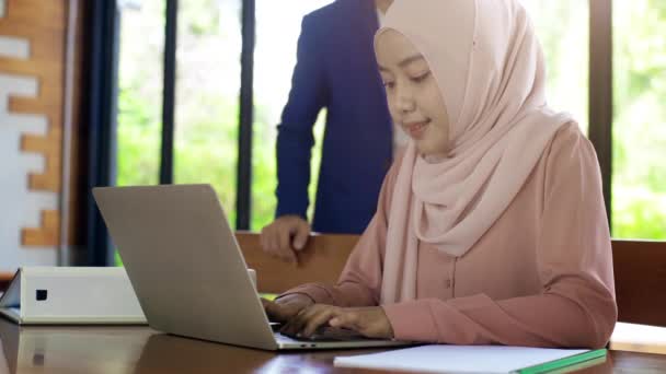 スタートアップビジネスミーティングで上向きにモバイルアジアのムスリム起業家のダイナミックで野心的なグループ 小規模ビジネスの成長戦略を熱心に議論 — ストック動画