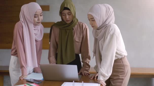 Динамичная Амбициозная Группа Высокомобильных Азиатских Мусульманских Предпринимателей Бизнес Встрече Стартапов — стоковое видео