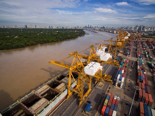 Chao Phraya Nehri kıyısındaki Bangkok rıhtımının üzerindeki hava görüntüsü. Kargo gemileri yükleme ve boşaltma konteynırlarını bekliyor.