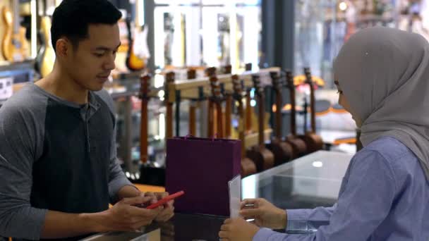 Uppåtsträvande Mobil Asiatisk Muslimsk Man Som Använder Mobiltelefon Smartwatch För — Stockvideo