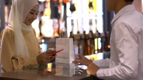 Nahoru Mobilní Asijské Muslimka Pomocí Mobilního Telefonu Smartwatch Platit Produkt — Stock video