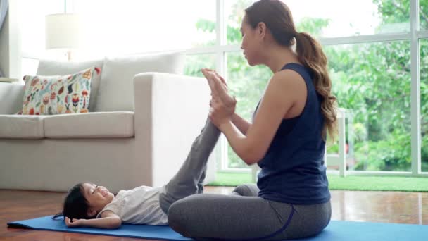 Азиатская Мать Учит Практикует Нежные Упражнения Йоги Своей Дочерью Ковриках — стоковое видео