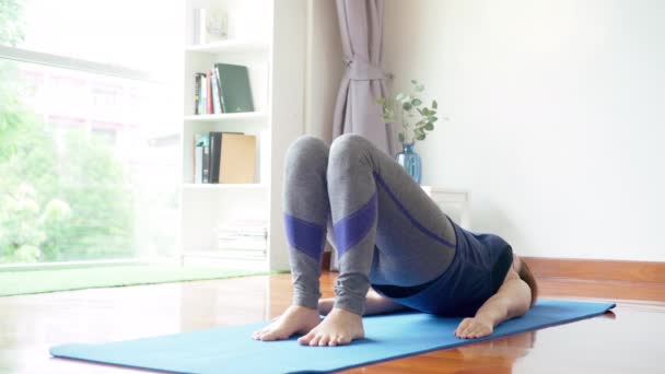 Une Femme Asiatique Pratique Des Exercices Yoga Doux Sur Des — Video