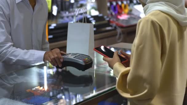 Mobilna Azjatycka Muzułmanka Korzystająca Telefonu Komórkowego Smartwatch Płacący Produkt Terminalu — Wideo stockowe