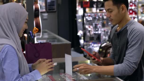 휴대폰을 사용하는 모바일 아시아 무슬림 인증을위한 Nfc 터미널에서 제품을 지불하는 — 비디오