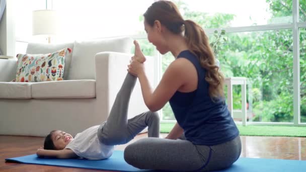 Une Mère Asiatique Enseigne Pratique Des Exercices Yoga Doux Avec — Video