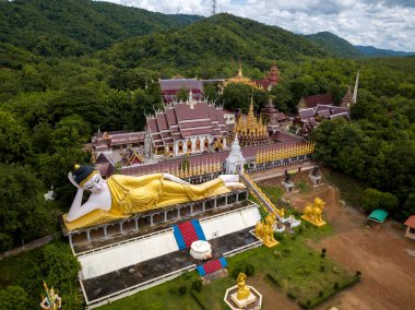Budist Tapınağı Wat Phra Suthon Mongkon Khiri 'nin antik, geleneksel ibadet salonu (Ubosot) ve yaslanmış Buda heykelinden esinlenilmiş güzel mimarileri vardır.