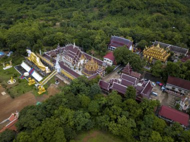 Budist Tapınağı Wat Phra Suthon Mongkon Khiri 'nin antik, geleneksel ibadet salonu (Ubosot) ve yaslanmış Buda heykelinden esinlenilmiş güzel mimarileri vardır.
