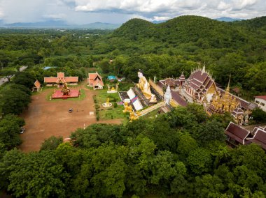 Budist Tapınağı Wat Phra Suthon Mongkon Khiri 'nin antik, geleneksel ibadet salonu (Ubosot) ve yaslanmış Buda heykelinden esinlenilmiş güzel mimarileri vardır.