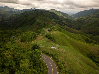 Kırsal yolun lojistik konsepti - otoban sakin yemyeşil ve yeşillik içinde geçiyor ve tropik yağmur ormanları dağ manzarası
