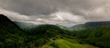 Kırsal yolun lojistik konsepti - otoban sakin yemyeşil ve yeşillik içinde geçiyor ve tropik yağmur ormanları dağ manzarası