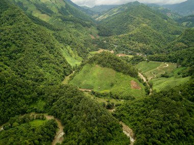 Doi Phuka Dağı 'ndaki yağmur mevsiminde yemyeşil yağmur bulutu içindeki bir köyün havadan görünüşü kuzey Tayland' daki ulusal parkı kaplamıştır.