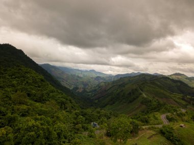 Kırsal yolun lojistik konsepti - otoban sakin yemyeşil ve yeşillik içinde geçiyor ve tropik yağmur ormanları dağ manzarası