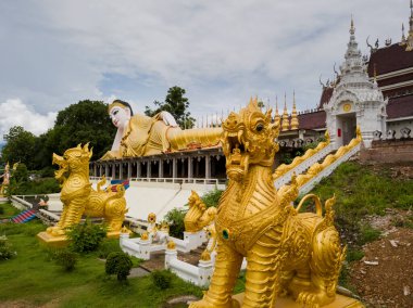 Budist Tapınağı Wat Phra Suthon Mongkon Khiri 'nin antik, geleneksel ibadet salonu (Ubosot) ve yaslanmış Buda heykelinden esinlenilmiş güzel mimarileri vardır.